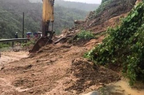 Đường Hồ Chí Minh qua Quảng Trị sạt lở, giao thông tắc nghẽn