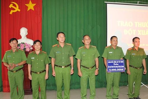 Khen thưởng tập thể xuất sắc phá sòng bạc hơn 800 triệu đồng