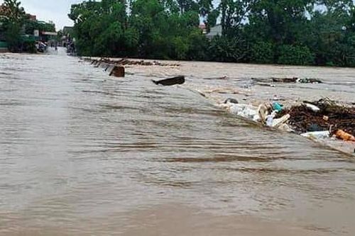 Lũ lớn ở Hà Tĩnh, 8 người dân tộc bị mắc kẹt trong rừng