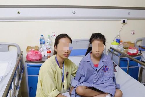 Hồi sinh 2 chân bị liệt cho bé gái mắc khối u hiểm ác, nhiều bệnh viện đã 'lắc đầu'