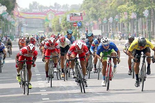 Jordan Parra đánh mất áo vàng vì hỏng lốp xe