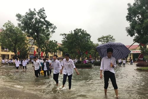 Xúc động lễ khai giảng ở vùng lũ Hà Tĩnh