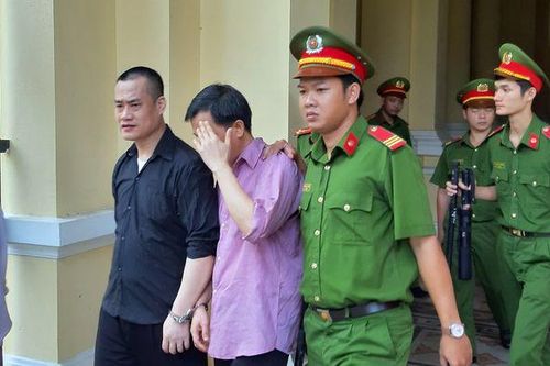 'Hô biến' tờ 1 USD thành 100 USD rồi mang đến ngân hàng đổi