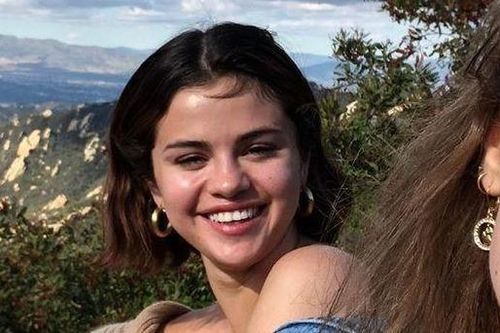 Selena Gomez được khen tươi tắn khi đăng ảnh mặt mộc