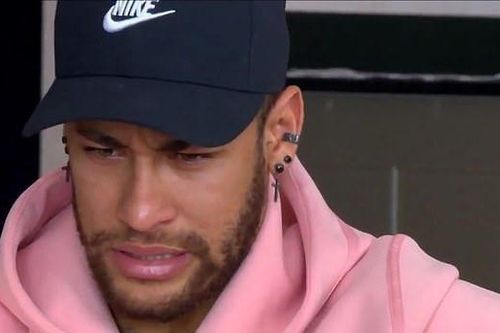 Neymar bật khóc vì không thể tới Barca