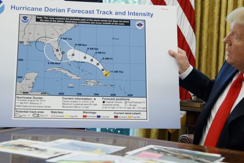 Báo sai tin bão trên Twitter, ông Trump dùng bản đồ sai để thanh minh