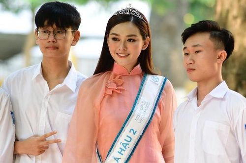 Á hậu Tường San về trường cũ ngày khai giảng