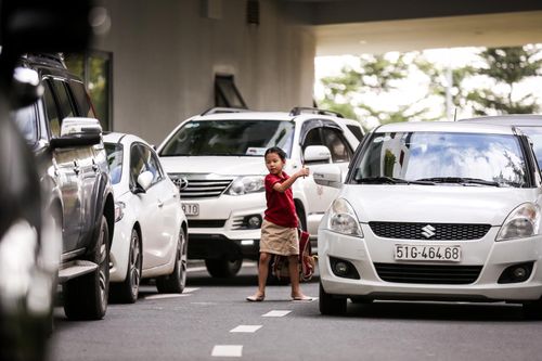 Ôtô nối đuôi nhau đưa học sinh trường Quốc tế Việt Úc dự khai giảng