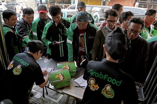 Grab đối đầu Gojek trong cuộc chiến giao đồ ăn tỷ USD