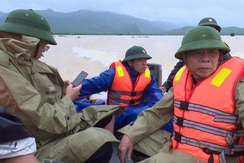 Thuyền chở đoàn lãnh đạo huyện đi thị sát lũ gặp nạn