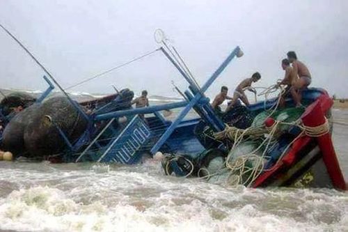 Chìm tàu cá, 1 người chết và 5 người mất tích