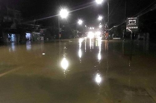 Hà Tĩnh: Mưa lớn khiến Quốc lộ 1A ngập sâu