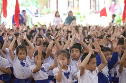 Miền Trung khai giảng trong mưa lũ