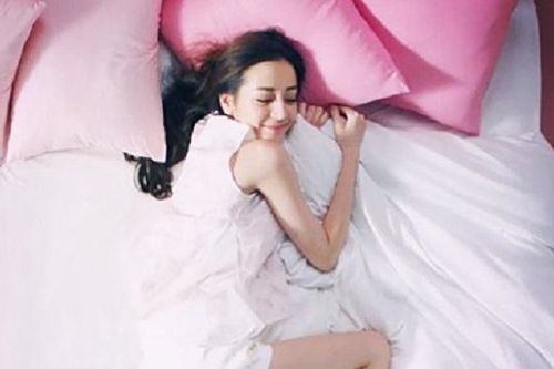 Mỹ nhân Địch Lệ Nhiệt Ba trải lòng về quá khứ sống trong khách sạn suốt 9 năm