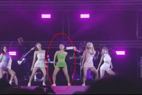 Jennie Blackpink lại mặc trang phục gây 'nhức mắt', fan bất bình vì thiên vị