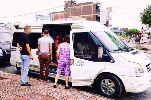 Hàng nghìn xe limousine chạy 'đè giờ' tuyến vận tải cố định