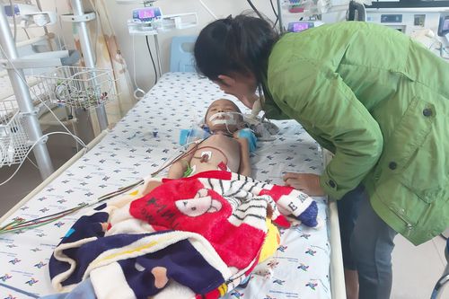 Cháu bé mang nhiều căn bệnh bẩm sinh