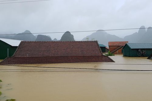 Mưa lớn, lũ dâng ngập Tân Hóa vượt mốc năm 2016