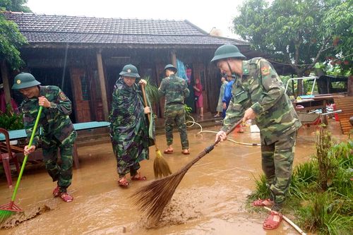 Sát cánh cùng nhân dân ứng phó, khắc phục hậu quả lũ lụt