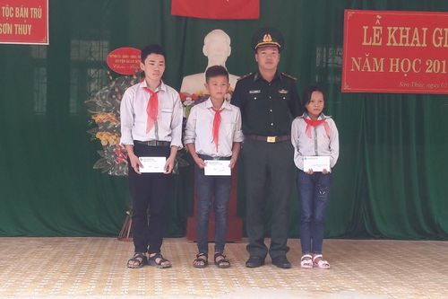 Tưng bừng ngày khai giảng của học sinh vùng lũ Na Mèo