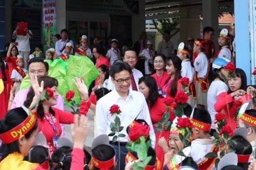 Chùm ảnh: Phó Thủ tướng Vũ Đức Đam đón học sinh tựu trường tại TP Hồ Chí Minh