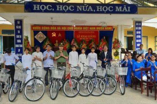 Thừa Thiên Huế: Tặng xe đạp và quà cho học sinh nghèo miền núi ngày khai trường