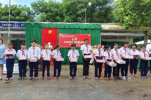 Báo Pháp luật Việt Nam tặng quà cho học sinh huyện Hòn Đất nhân ngày tựu trường