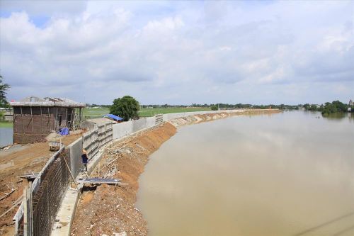 Xây đê bê tông 'chục tỷ', người dân vẫn lo ngập lụt
