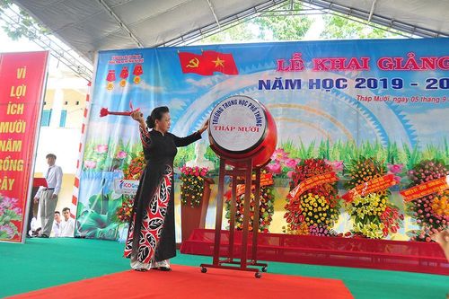 Chủ tịch Quốc hội đánh trống khai giảng năm học mới ở Đồng Tháp