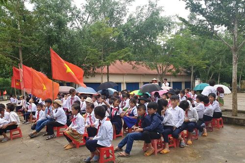 Vùng sâu Đắk Nông đội mưa khai giảng