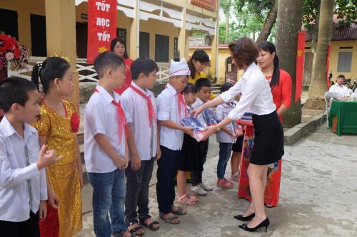 EVN HANOI đồng hành cùng học sinh khó khăn trong năm học mới