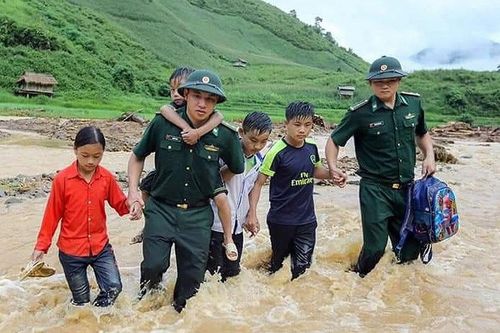 Thủ tướng đề nghị bảo đảm an toàn cho học sinh trong vùng mưa lũ