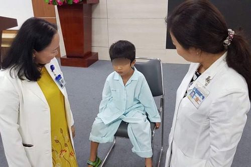 Nhét 2 viên pin vào tai, bé trai 5 tuổi bị thủng màng nhĩ