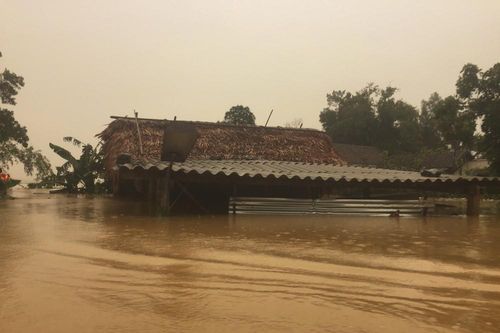 Nước ngập sâu tận nóc, dân vùng lũ ngồi mái nhà chờ nước rút