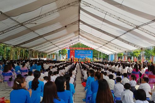 Trưởng ban Kinh tế TƯ Nguyễn Văn Bình dự lễ khai giảng năm học mới tại Phú Thọ