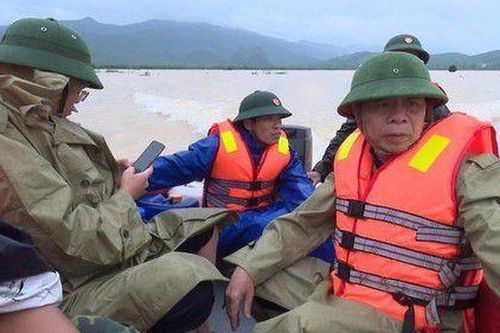 Đi thị sát vùng lũ, Phó Chủ tịch huyện cùng nhiều cán bộ bị lật thuyền trôi gần 1km