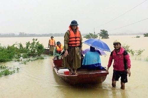 Hà Tĩnh: Đưa hai sản phụ chuyển dạ tới bệnh viện bằng thuyền