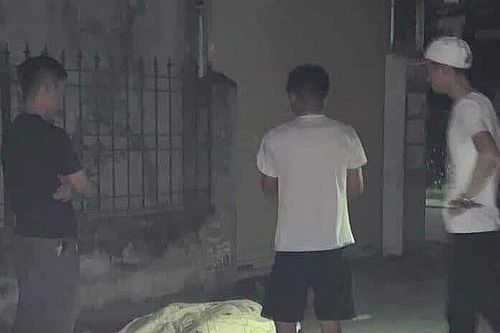 Hải Phòng: Lấy xe bò kéo xác 'bạn nghiện' ra đường