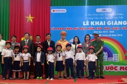 Trao tặng mũ bảo hiểm với thông điệp 'Giữ trọn ước mơ' trong ngày khai giảng