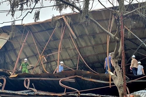 Khám nghiệm, che bạt kín mít hiện trường nhà xưởng Rạng Đông cháy rụi
