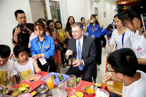 Ly cà phê sữa đá trẻ tự kỷ mời Đại sứ Mỹ