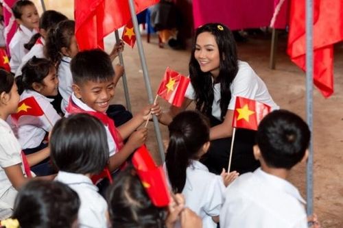 H'Hen Niê tự lái xe tới trao học bổng cho học sinh Đắk Lắk