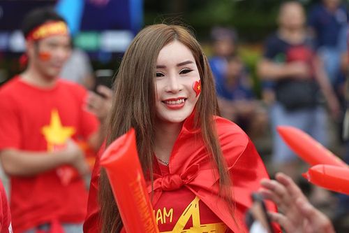 CĐV Việt Nam 'đại náo' Thammasat tiếp lửa thầy trò Park Hang Seo