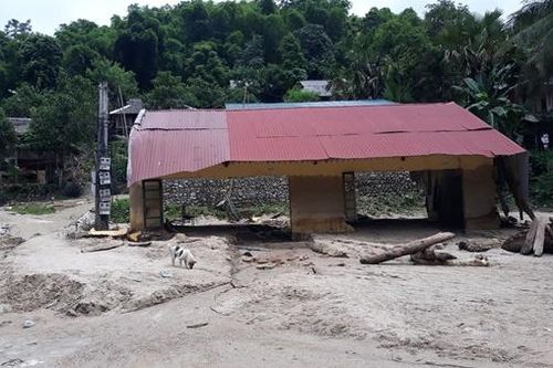 Những hình ảnh khai trường rơi nước mắt ở nơi tận cùng thiếu thốn