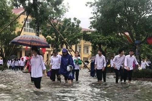 Hàng chục ngàn học sinh lỡ ngày hội trường vì mưa lũ
