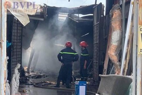 Cháy nhà kho, lửa bùng phát lan rộng cả một khu vực
