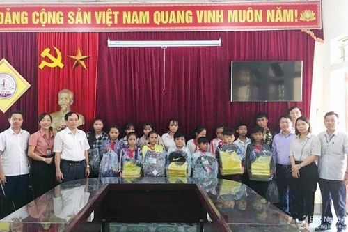 Ủy ban Kiểm tra Tỉnh ủy tặng quà học sinh nghèo