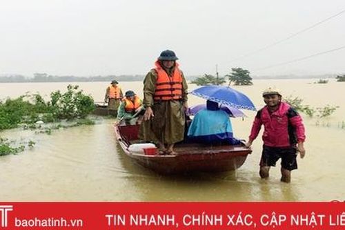 Dùng thuyền vượt lũ đưa 2 sản phụ Hà Tĩnh chuyển sinh an toàn