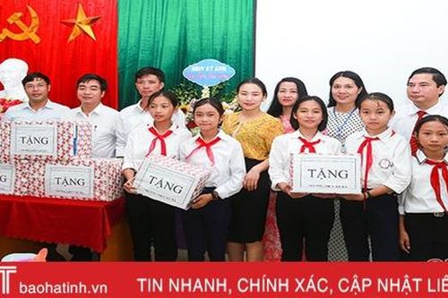 Tặng hơn 500 đầu sách cho trường học ở TX Kỳ Anh nhân dịp khai giảng