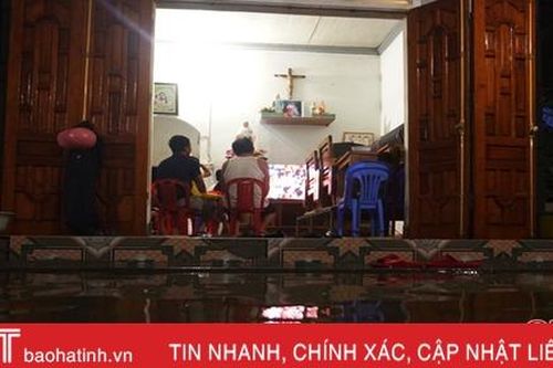 Người dân vùng lũ Hà Tĩnh lội nước, đội mưa cổ vũ đội tuyển Việt Nam